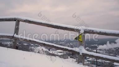 山顶<strong>警</strong>示标志.. 滑雪场的<strong>警</strong>告标志。 破损的迹象。 4K